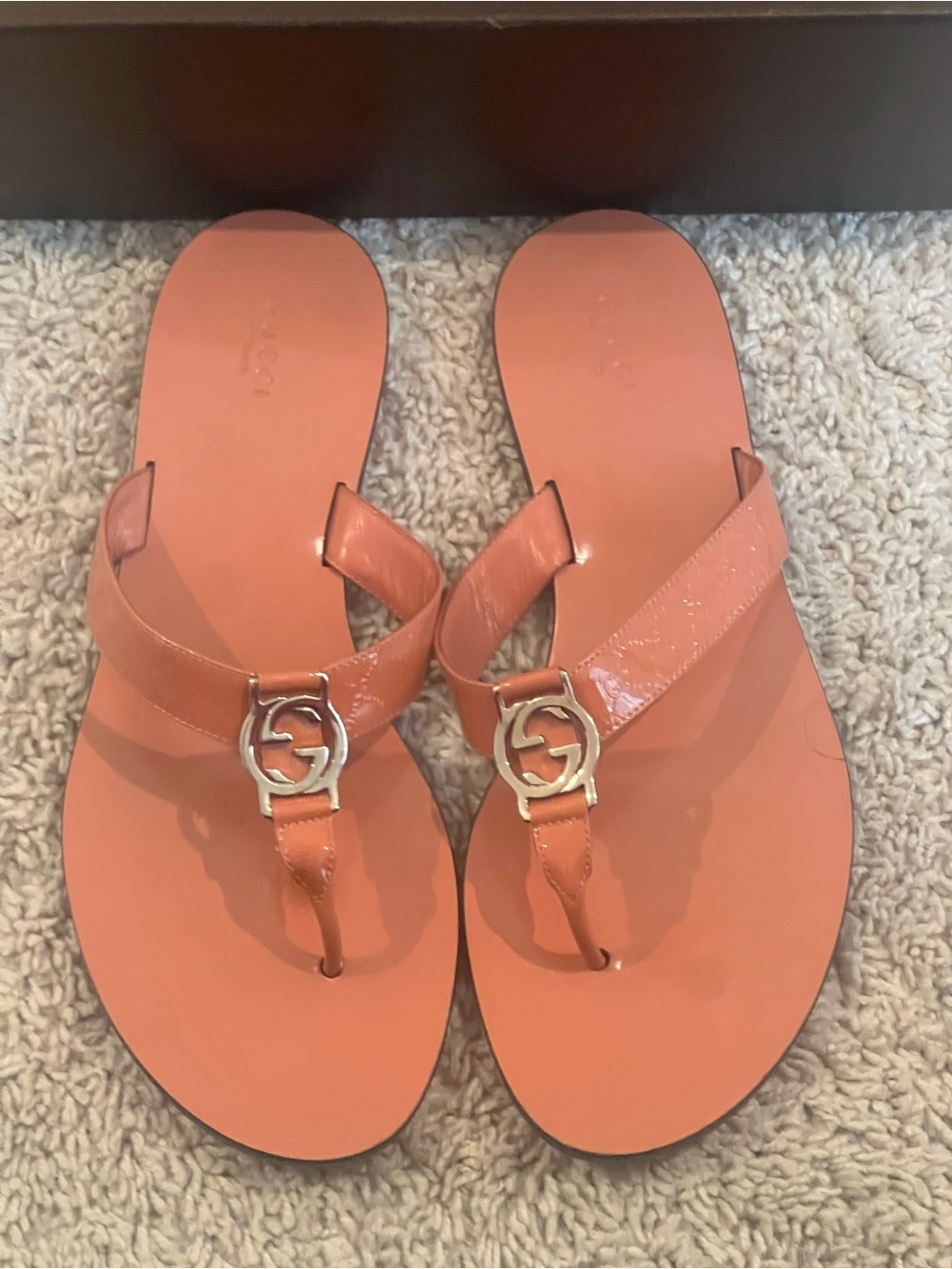 Gucci Coral Patent Leather Thong Sandals with Gold Double G